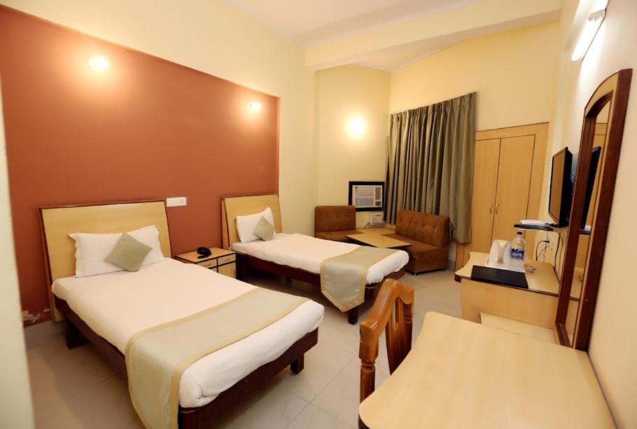 Hotel Krishna Palace Ayodhya Exterior foto